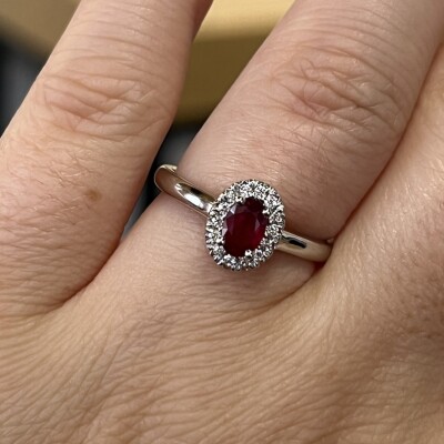 Bague en or blanc, rubis de taille ovale de 0,57 carat et diamants