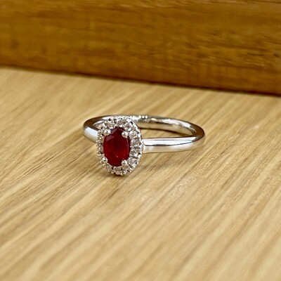 Bague en or blanc, rubis de taille ovale de 0,57 carat et diamants