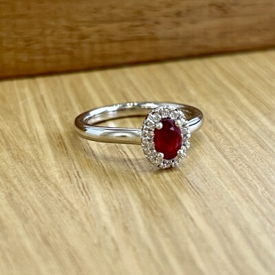 Bague en or blanc, rubis de taille ovale de 0,57 carat et diamants