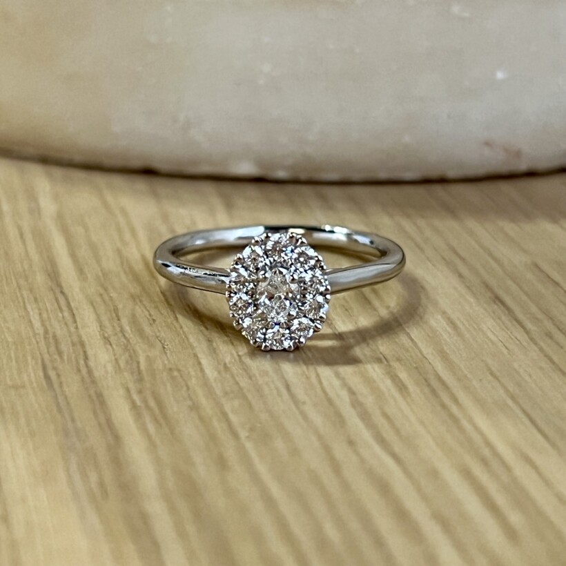 Bague en or blanc, diamant de taille ovale 0,15 carat et diamants