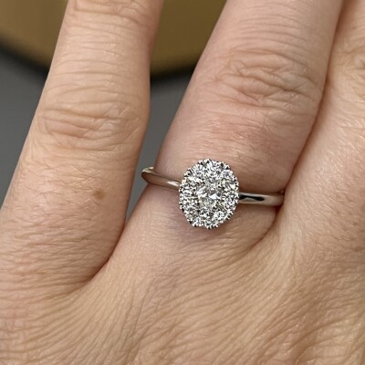 Bague en or blanc, diamant de taille ovale 0,15 carat et diamants