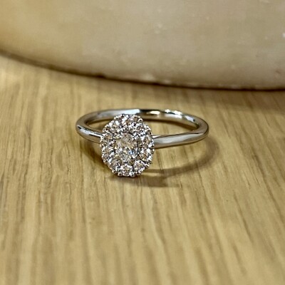 Bague en or blanc, diamant de taille ovale 0,15 carat et diamants