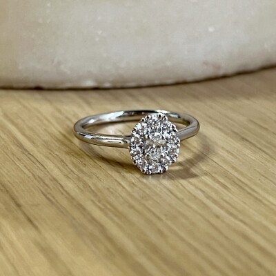 Bague en or blanc, diamant de taille ovale 0,15 carat et diamants