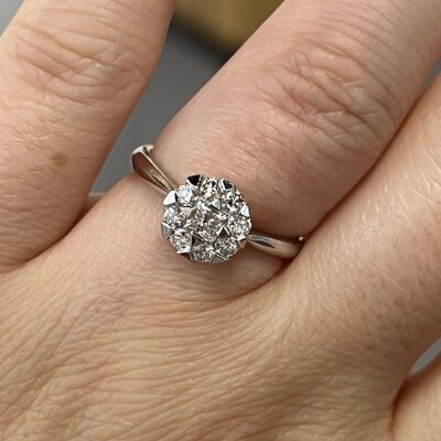 Bague en or blanc, diamant de taille princesse de 0,25 carat et diamants