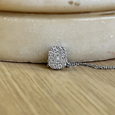 Collier en or blanc, diamant de taille émeraude de 0,18 carat et diamants