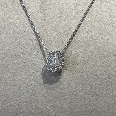 Collier en or blanc, diamant de taille émeraude de 0,18 carat et diamants