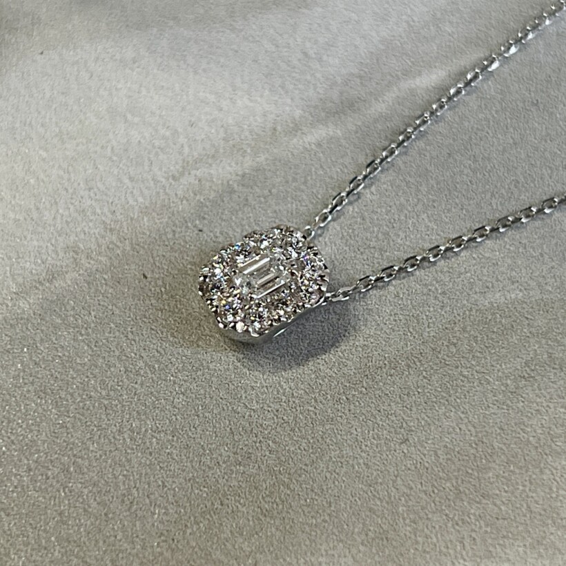 Collier en or blanc, diamant de taille émeraude de 0,18 carat et diamants