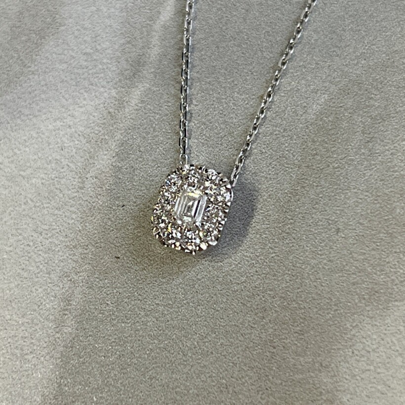 Collier en or blanc, diamant de taille émeraude de 0,18 carat et diamants