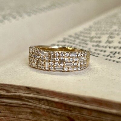 Alliance Bronx en or jaune, diamants de taille baguette et diamants