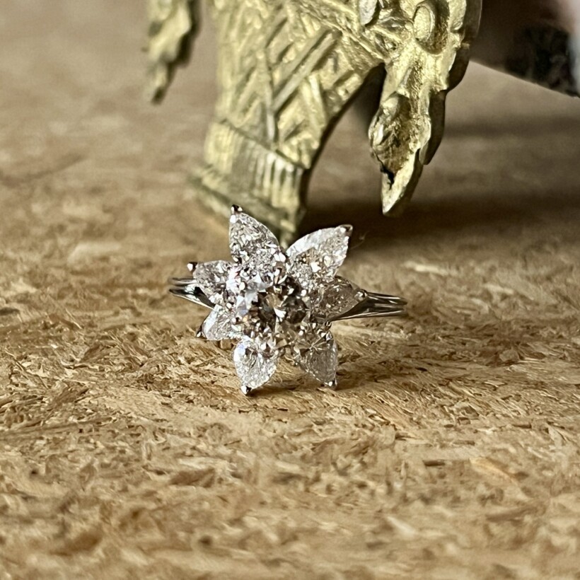 Bague Fleur en or blanc, diamant central de 0,90 carat et diamants de taille poire