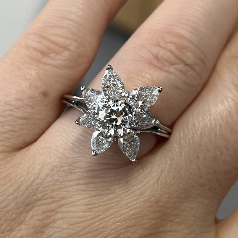 Bague Fleur en or blanc, diamant central de 0,90 carat et diamants de taille poire