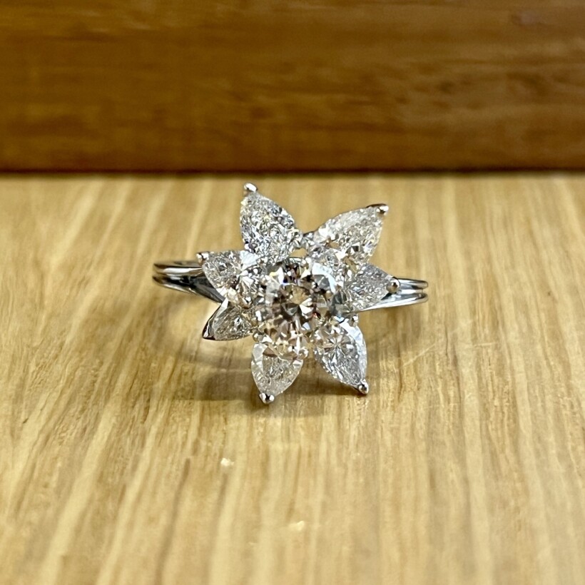 Bague Fleur en or blanc, diamant central de 0,90 carat et diamants de taille poire