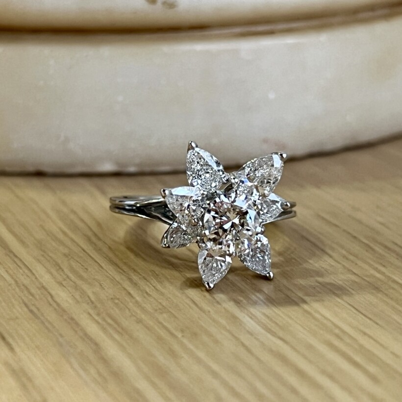 Bague Fleur en or blanc, diamant central de 0,90 carat et diamants de taille poire