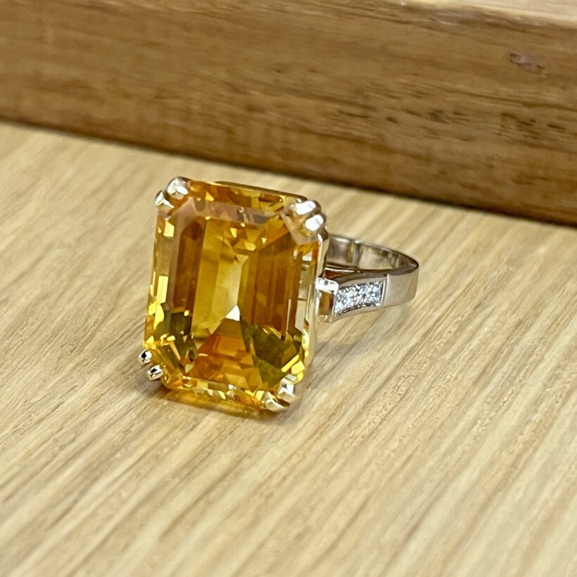 Bague en or jaune et en or blanc, citrine de taille émeraude et diamants