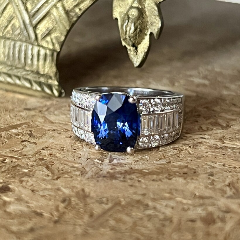 Bague Traviata en or blanc, saphir de taille coussin de 4,32 carats, diamants de taille baguette et diamants