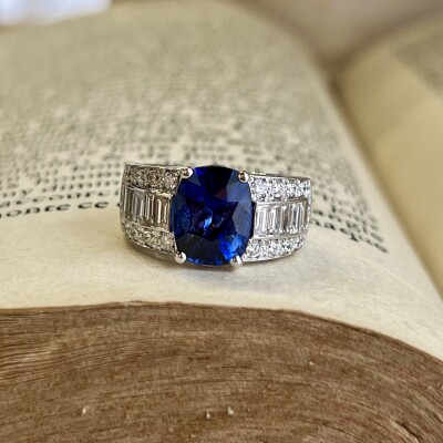 Bague Traviata en or blanc, saphir de taille coussin de 4,32 carats, diamants de taille baguette et diamants