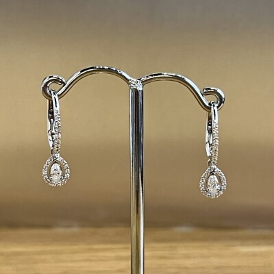 Boucles d’oreilles en or blanc, diamant de taille poire et diamants