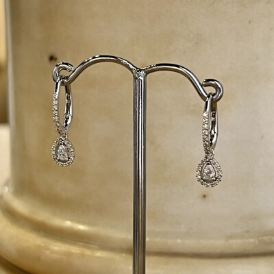 Boucles d’oreilles en or blanc, diamant de taille poire et diamants