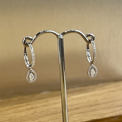 Boucles d’oreilles en or blanc, diamant de taille poire et diamants