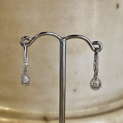 Boucles d’oreilles en or blanc, diamant de taille poire et diamants