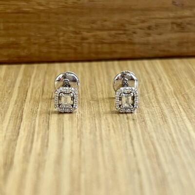 Boucles d’oreilles Héritage en or blanc, diamant de taille émeraude et diamants