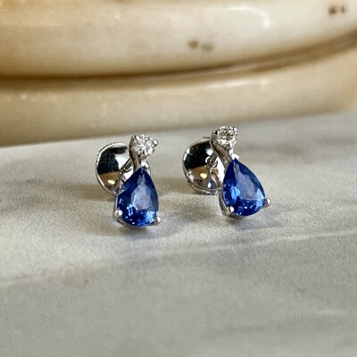 Boucles d’oreilles Absolu en or blanc, saphir de Ceylan de taille poire pour 1,59 carat et diamants