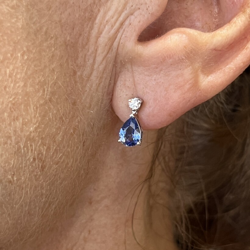 Boucles d’oreilles Absolu en or blanc, saphir de Ceylan de taille poire pour 1,59 carat et diamants