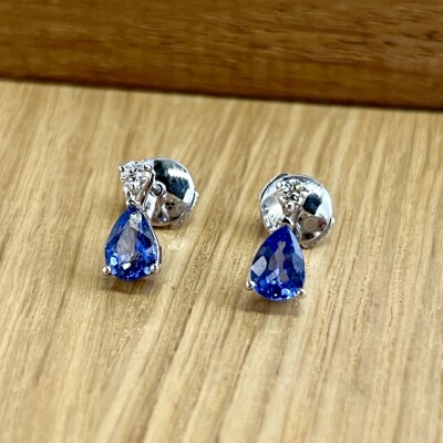 Boucles d’oreilles Absolu en or blanc, saphir de Ceylan de taille poire pour 1,59 carat et diamants