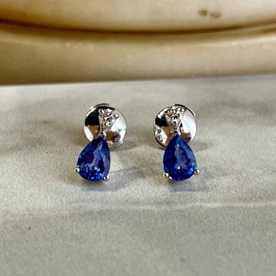 Boucles d’oreilles Absolu en or blanc, saphir de Ceylan de taille poire pour 1,59 carat et diamants