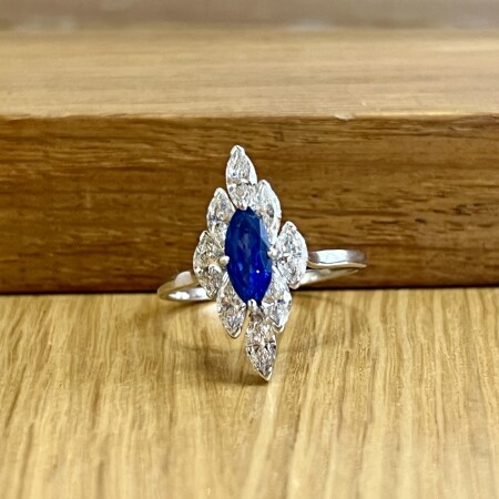 Bague Marquise en or blanc, saphir de taille marquise de 0,30 carat et diamants de taille marquise