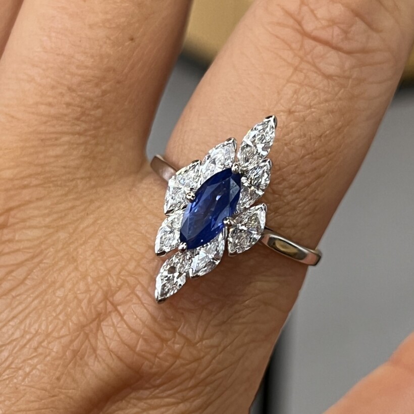 Bague Marquise en or blanc, saphir de taille marquise de 0,30 carat et diamants de taille marquise