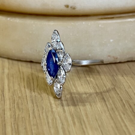 Bague Marquise en or blanc, saphir de taille marquise de 0,30 carat et diamants de taille marquise