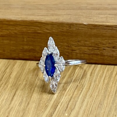 Bague Marquise en or blanc, saphir de taille marquise de 0,30 carat et diamants de taille marquise