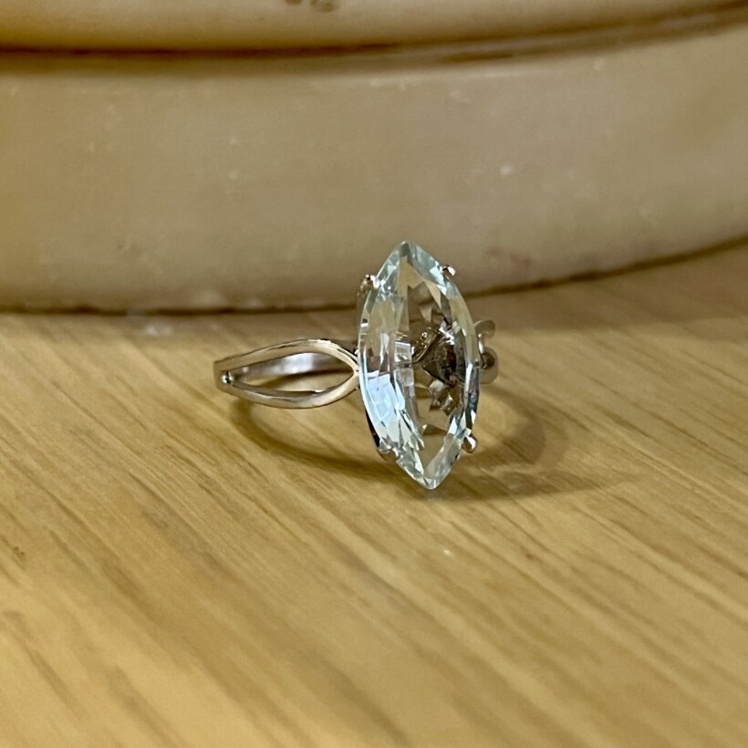 Bague en or blanc sertie d’une aigue-marine de taille marquise