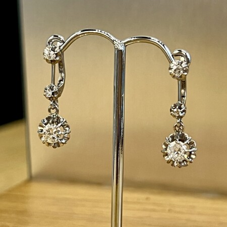 Boucles d’oreilles dormeuses en or blanc, platine, diamants de demi-taille et diamants 8x8