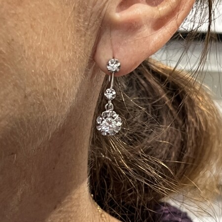 Boucles d’oreilles dormeuses en or blanc, platine, diamants de demi-taille et diamants 8x8