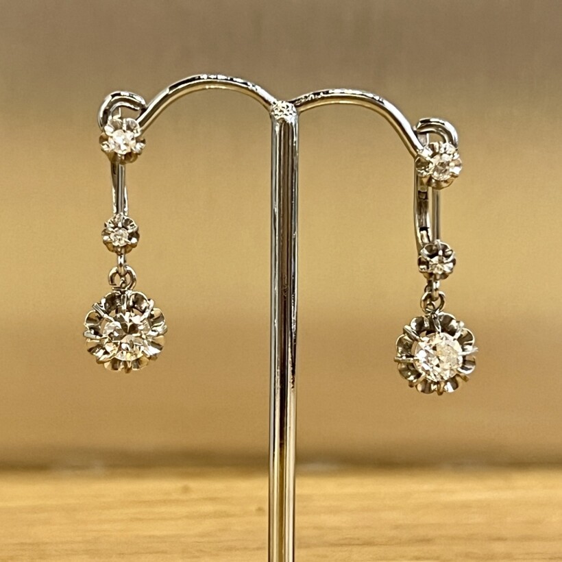 Boucles d’oreilles dormeuses en or blanc, platine, diamants de demi-taille et diamants 8x8