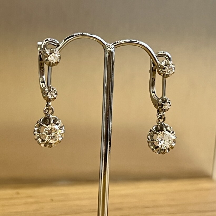 Boucles d’oreilles dormeuses en or blanc, platine, diamants de demi-taille et diamants 8x8