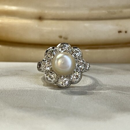 Bague Marguerite en or blanc, perle de culture bouton et diamants de taille ancienne pour 1,50 carat