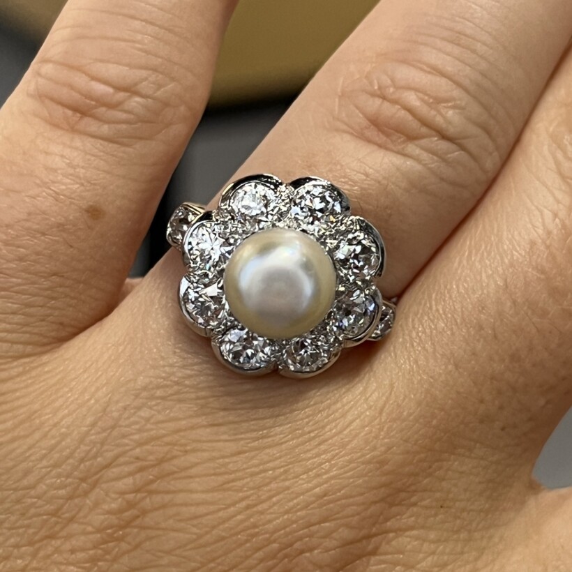 Bague Marguerite en or blanc, perle de culture bouton et diamants de taille ancienne pour 1,50 carat