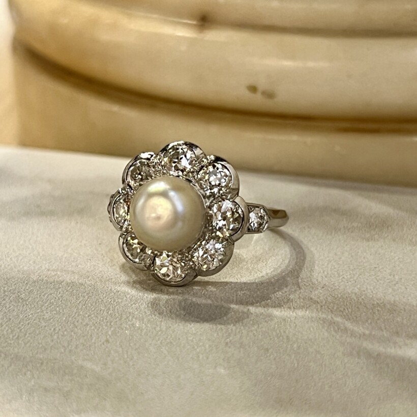 Bague Marguerite en or blanc, perle de culture bouton et diamants de taille ancienne pour 1,50 carat