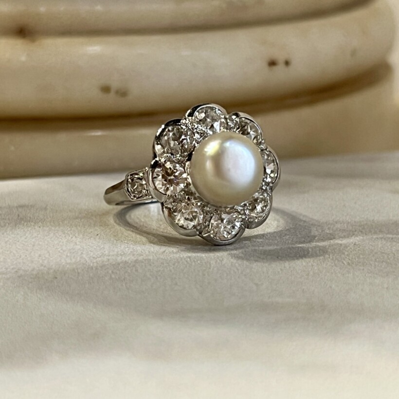 Bague Marguerite en or blanc, perle de culture bouton et diamants de taille ancienne pour 1,50 carat