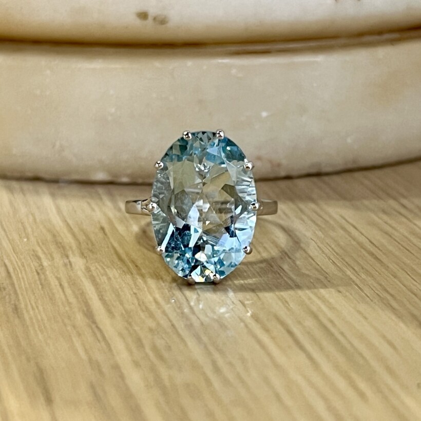 Bague en or blanc et aigue-marine de taille ovale