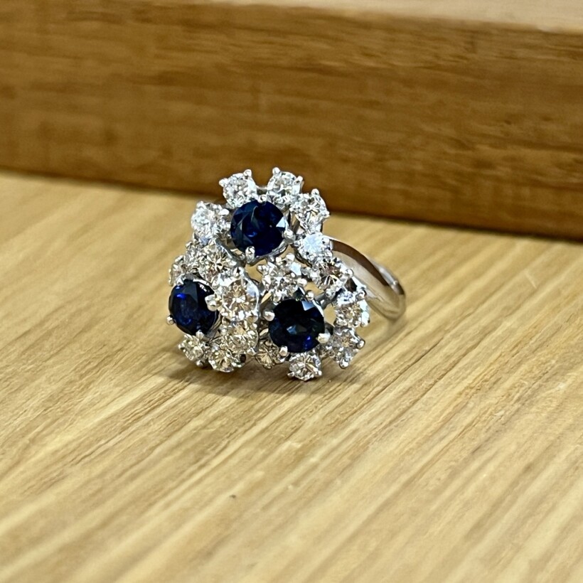 Bague Fleur en or blanc, saphirs et diamants