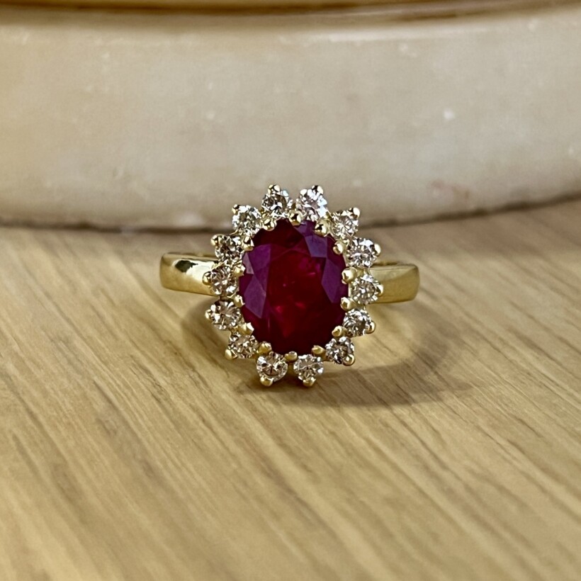 Bague Marguerite en or jaune, rubis Birman de taille ovale de 2,49 carats et diamants