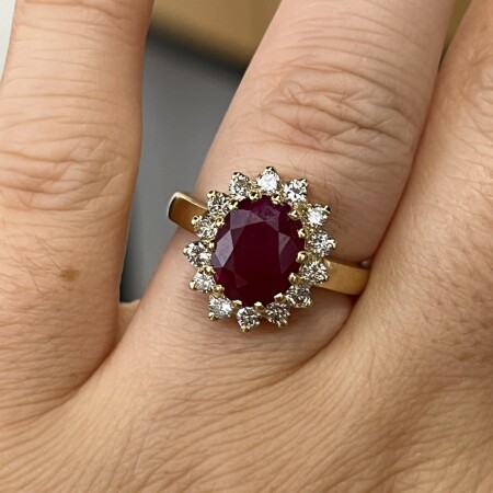 Bague Marguerite en or jaune, rubis Birman de taille ovale de 2,49 carats et diamants