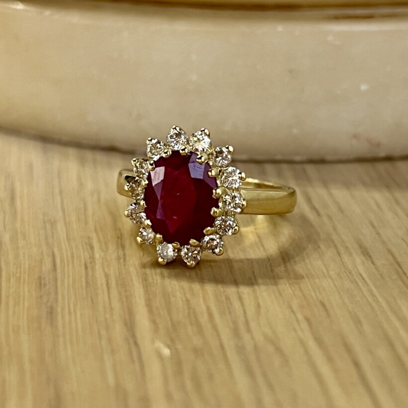 Bague Marguerite en or jaune, rubis Birman de taille ovale de 2,49 carats et diamants