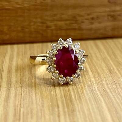 Bague Marguerite en or jaune, rubis Birman de taille ovale de 2,49 carats et diamants