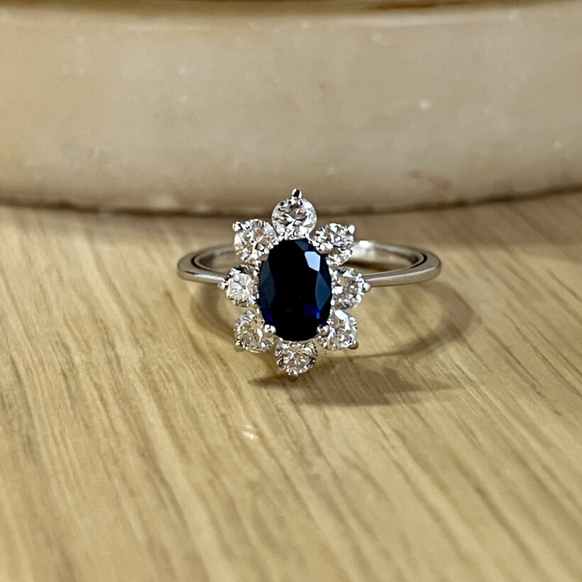 Bague Marguerite en or blanc, saphir de taille ovale de 0,70 carat et diamants