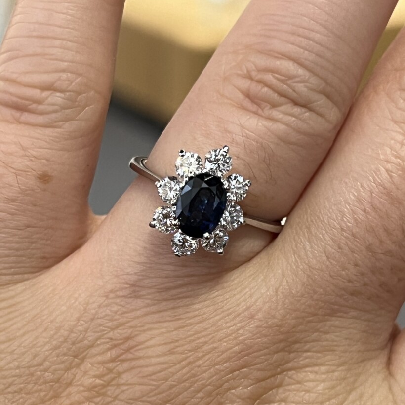 Bague Marguerite en or blanc, saphir de taille ovale de 0,70 carat et diamants